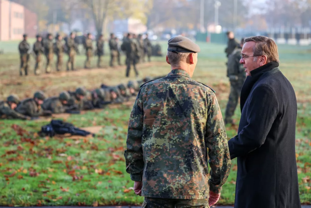 10 November 2025, North Rhine-Westphalia, Muenster: German Defense Minister Boris Pistorius watches soldiers undergoing basic training with weapons in the barracks of Homeland Security Regiment 2. Pistorius talks to soldiers from the regiment and visits the training company. Around 190 recruits are currently undergoing their new basic training there. Photo: Christoph Reichwein/dpa