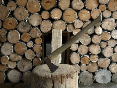 - 08.09.2022 &ndash; simbolična fotografija - ogrevanje &ndash; kurjava &ndash; - drva &ndash; polena &ndash; sekanci - les - sekira - panj za sekanje//FOTO: Tomaž Skale