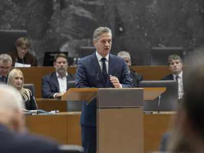 Ljubljana, DZ.Izredna seja DZ, na kateri so obravnavali predlog priporocila vladi v zvezi z ukrepi za preprecitev kriminala na obmocju jugovzhodne Slovenije in Posavja ter za trajno resevanje romske problematike in predlog priporocila v zvezi z zagotavljanjem varnosti in ucinkovitosti pravosodnega sistema na obmocjih z zaostrenimi varnostnimi tveganji v jugovzhodni Sloveniji.Predsednik vlade Robert Golob.