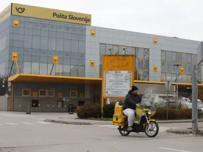 ﻿pismonoša- Poštni logistični center Ljubljana, Cesta v Mestni log 81- 11.11.2019 - Pošta Slovenije - stavka v poštno-logističnih centrih - poštni delavci so opolnoči začeli stavko - Sindikat poštnih delavcev in vodstvo Pošte Slovenije namreč nista dosegla dogovora glede zahteve sindikata za zvišanje plač. //FOTO: Bojan Velikonja