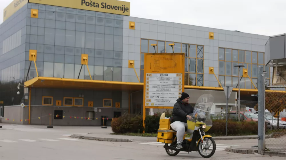 ﻿pismonoša- Poštni logistični center Ljubljana, Cesta v Mestni log 81- 11.11.2019 - Pošta Slovenije - stavka v poštno-logističnih centrih - poštni delavci so opolnoči začeli stavko - Sindikat poštnih delavcev in vodstvo Pošte Slovenije namreč nista dosegla dogovora glede zahteve sindikata za zvišanje plač. //FOTO: Bojan Velikonja