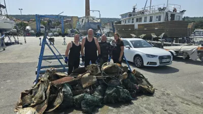Prostovoljni potapljači so iz morja potegnili dve toni smeti. Foto: Zavod YouSea
