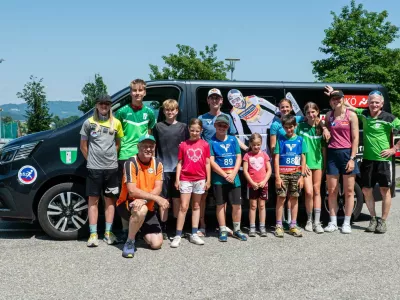 Franz Wiegele (desno v zelenem) skrbi za mlade skakalce v skakalnem društvu Zahomec. Svojih korenin ne pozablja niti lani najboljši skakalec na svetu Daniel Tschofenig (v sredini s kapo). 