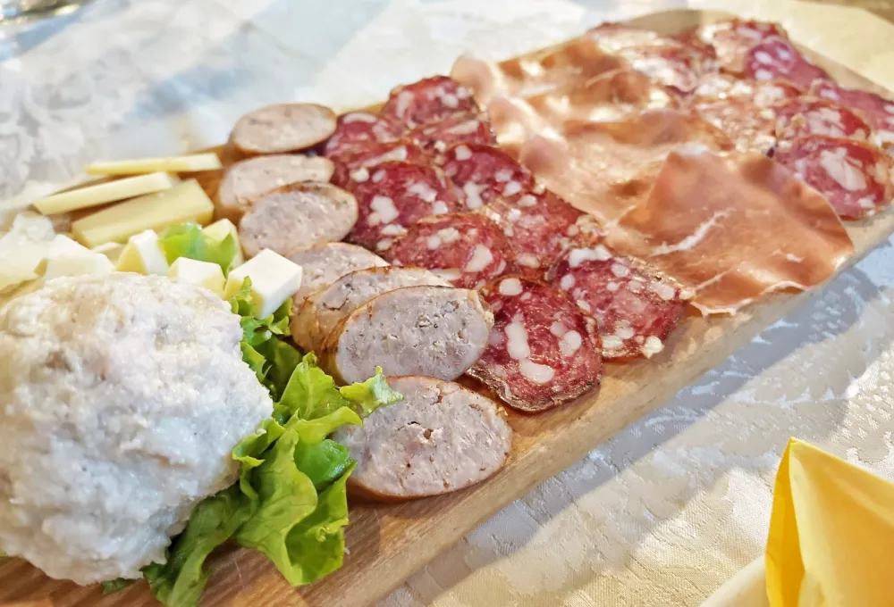 Eden od krožnikov s hladnimi jedmi / Foto: Miha First