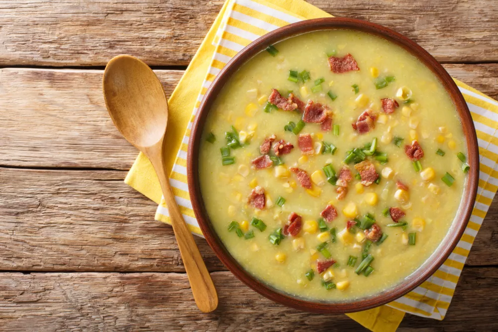 Delicious vegetable corn chowder with bacon close-up in a bowl on the table. Horizontal top view from above / Foto: Alleko