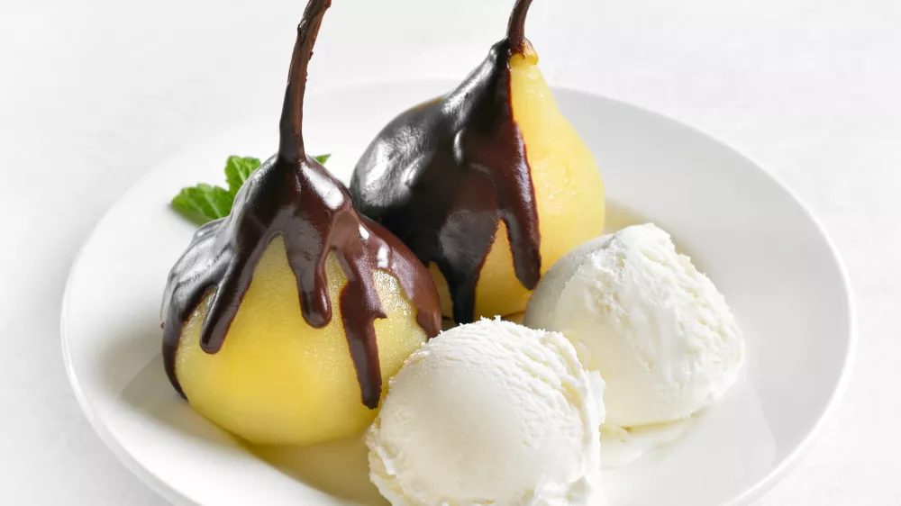Poached pears with chocolate sauce and ice cream on white background. Close up view / Foto: Tatiana Volgutova