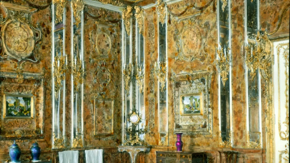 Uničena soba na ročno barvani fotografiji iz leta 1931 / Foto: Branson Decou/wikipedia