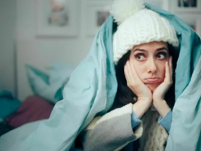 Sad broke poor person unable to pay electric bill suffering from cold in her own unheated home during winter / Foto: Nicoletaionescu