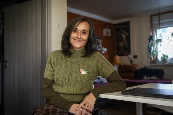 Nina Wabra Jakič: »Moč ni to, da iz bitke prideš smejoč, z bleščečim ogrinjalom in sijočo krono na glavi. Po navadi prideš potolčen in razcapan.« / Foto: Luka Cjuha