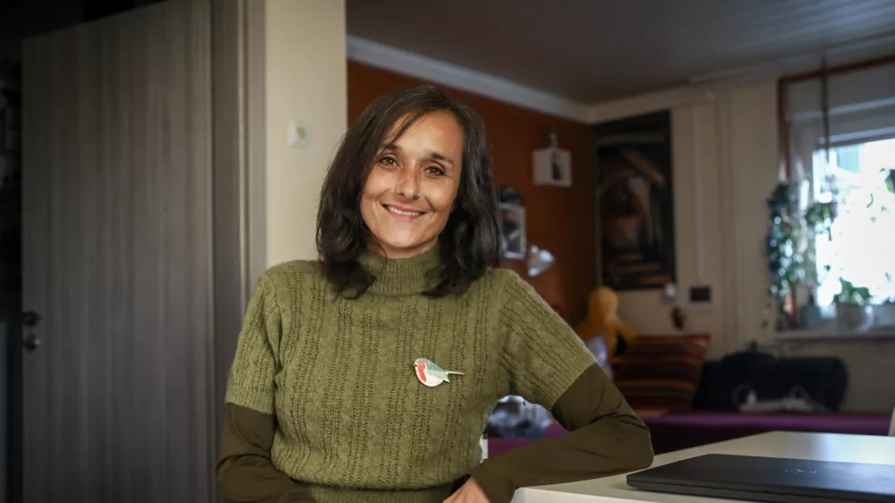 Nina Wabra Jakič: »Moč ni to, da iz bitke prideš smejoč, z bleščečim ogrinjalom in sijočo krono na glavi. Po navadi prideš potolčen in razcapan.« / Foto: Luka Cjuha