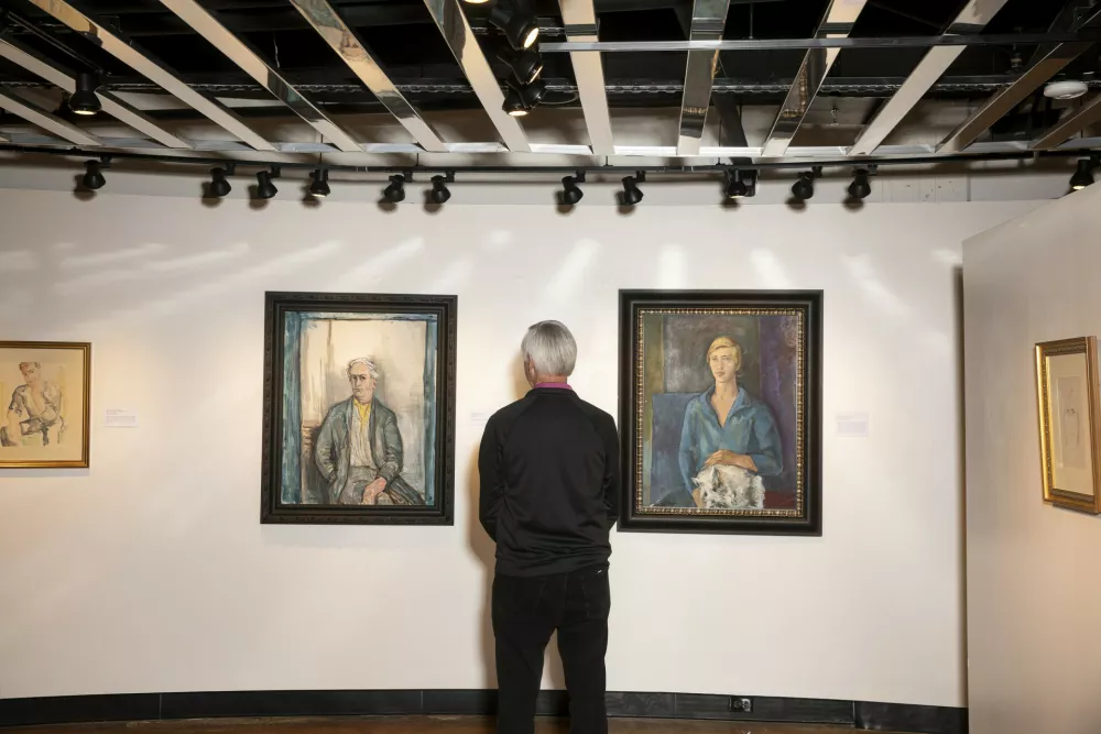 Mark Forgy skrbi za dedi&scaron;čino Elmyra de Horyja. Na levi je avtentični avtoportret ponarejevalca. / Foto: Profimedia