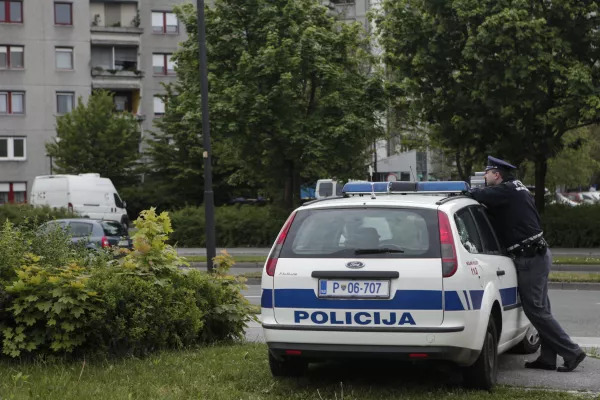 - Policija 2014 - nadzor na cestah - kontrola prometa - policijski radar - merjenje hitrosti vozil//FOTO: Luka Cjuha / Foto: Luka Cjuha