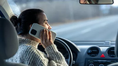 Young woman talking on the phone while driving a car, inside view. / Foto: Puhimec, Getty Images