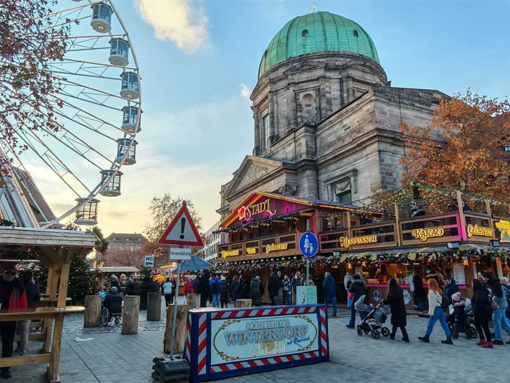 Del sejma pri mestnih hi&scaron;ah z velikim kolesom / Foto: Miha First
