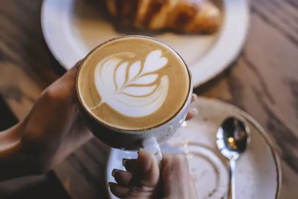 kava, skodelica kave, rogljiček, zajtrk / Foto: Pchagai