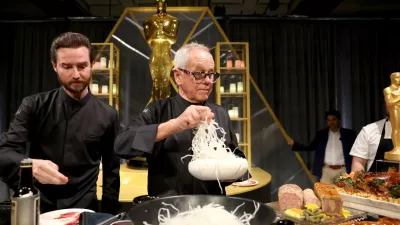 Wolfgang Puck s sinom Byronom februarskem Governors Ballu. / Foto: Profimedia