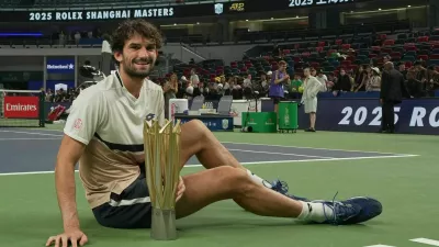 Valentin Vacherot of Monaco poses with trophy after winning the final of the Shanghai Masters tennis tournament defeating Arthur Rinderknech of France at Qizhong Forest Sports City Tennis Center, in Shanghai, China, Sunday, Oct. 12, 2025. (AP Photo/Andy Wong) / Foto: Andy Wong