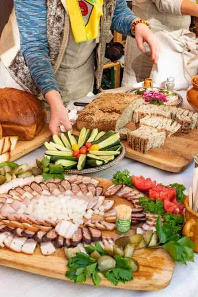 Vilnius, Lithuania - September 20 2020: Table filled with starters, appetizers and snacks, food for a feast celebration, Lithuanian or Northern Europe or Baltic food / Foto: Michele Ursi