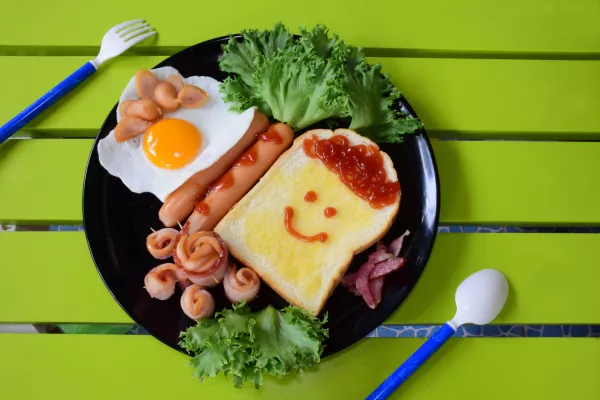 Breakfast set made from bread, egg-fried, hotdog, bacon and vegetable / Foto: Jarunaling