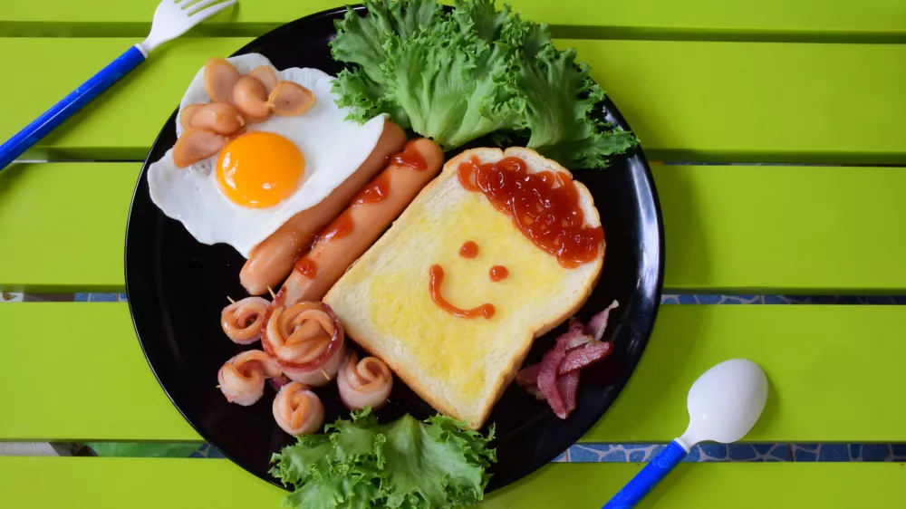 Breakfast set made from bread, egg-fried, hotdog, bacon and vegetable / Foto: Jarunaling