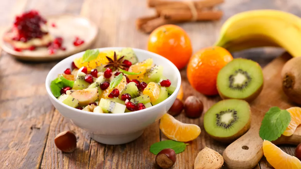 fresh mixed fruit salad (clementine, banana, kiwi and pomegranate) / Foto: Margouillatphotos