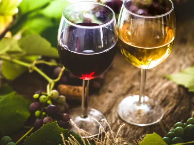 Kozarec rdečega in kozarec belega &hellip; / Foto: Istock