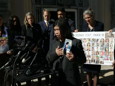 Svojci umrlih pred ameriškim sodiščem leta 2023. / Foto: Profimedia