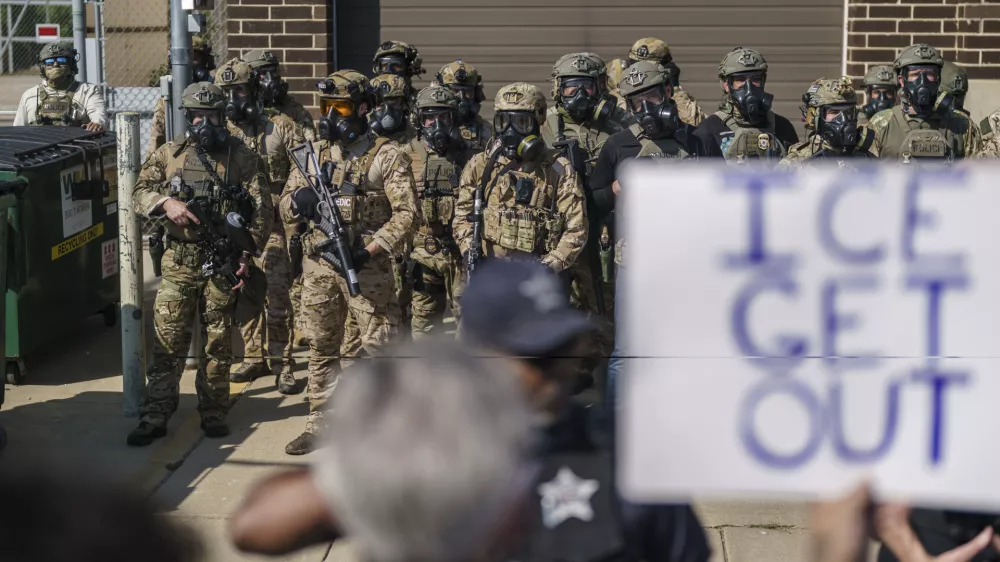 12 September 2025, US, ChicagoHeavily armed ICE and Border Patrol agents guard the Broadview ICE facility from peaceful protesters opposed to 'Operation Midway Blitz' in Chicagoland. PhotoChris Riha/ZUMA Press Wire/dpa
