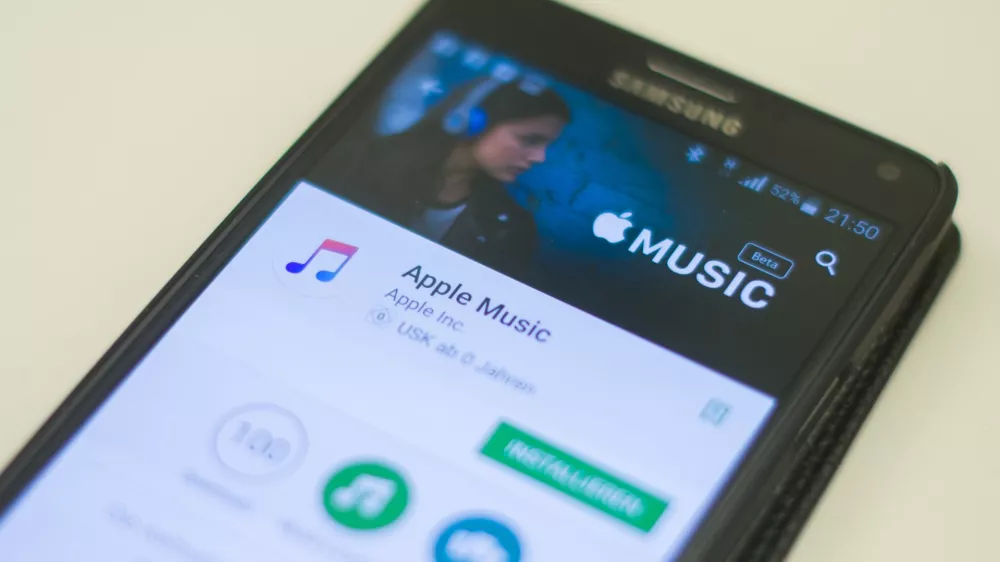 FILED - 10 November 2015, Berlin: The "Apple Music" app can be seen on a Samsung Note 4 smartphone in the Google Play Store. It's really difficult to tell the difference between music created by humans and by artificial intelligence (AI), a study published on Wednesday has found. Photo: picture alliance / dpa