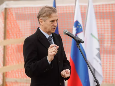 Lukovica, gradbisce na Capudrovi ulici.Postavitev temeljnega kamna soseske Lukovica z 82 javnimi najemnimi stanovanji.Predsednik vlade Robert Golob.