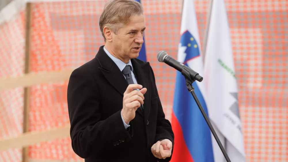 Lukovica, gradbisce na Capudrovi ulici.Postavitev temeljnega kamna soseske Lukovica z 82 javnimi najemnimi stanovanji.Predsednik vlade Robert Golob.