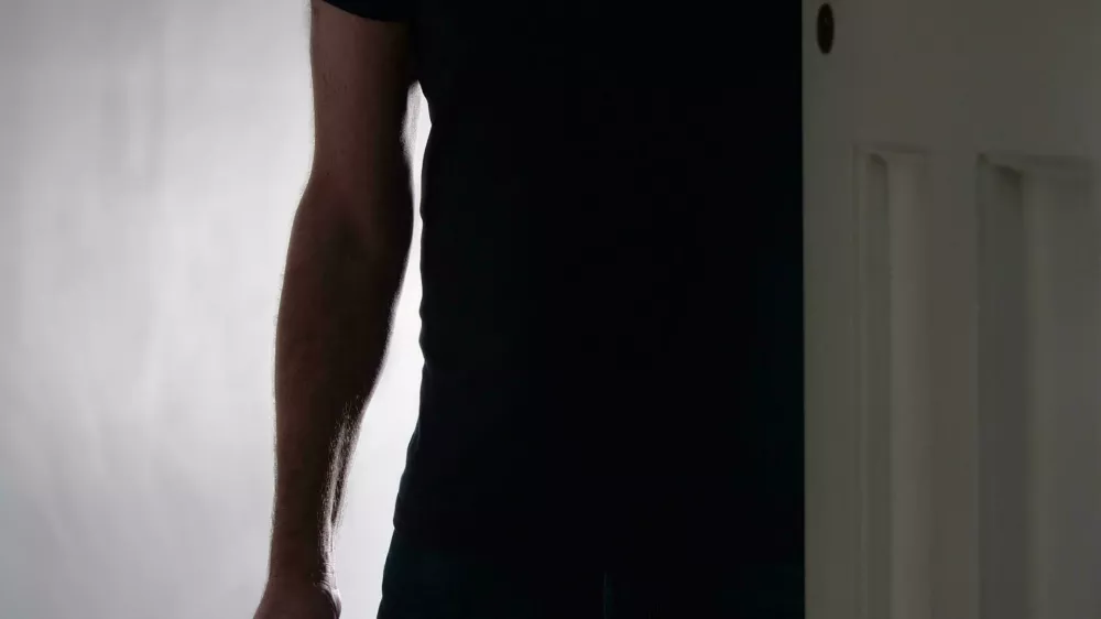 Osumljeni se je spravil nad družinske člane, še posebej hudo nad mamo. Fotografija je simbolična. F Reuters