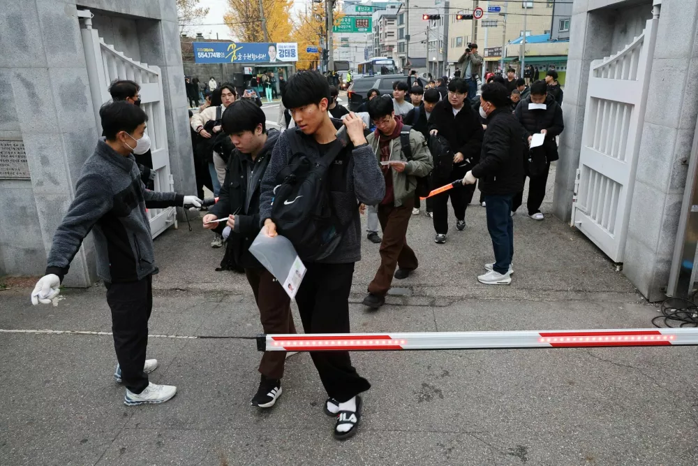 Students arrive at an exam hall for the annual college entrance examinations, in Seoul, South Korea, November 13, 2025.  REUTERS/Kim Hong-Ji