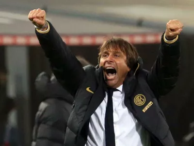﻿Inter coach Antonio Conte celebrates his team's victory at the end of the Italian Serie A soccer match between Bologna and Inter Milan at the Renato Dall'Ara stadium in Bologna, Italy, Saturday, Nov. 2, 2019. (Giorgio Benvenuti/ANSA via AP)