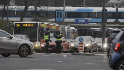 07.12.2023 - križi&scaron;če Bavarski dvor - Tivolska cesta - policija - promet - urejanje prometa Policija in Mestno redarstvoFOTO: Luka Cjuha