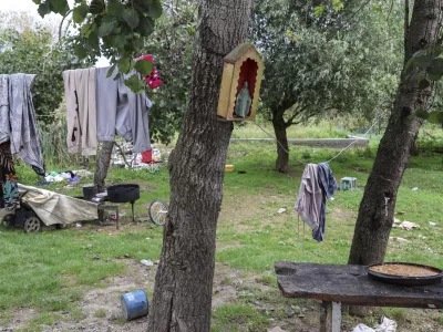 - romsko naselje Dobruška vas- 19.09.2024 - V Kulturnem domu v Škocjanu je bila seja Medresorske vladne komisije za urejanje položaja Romov, medtem bo pred kulturnim domom tudi protestni shod//FOTO: Jaka Gasar