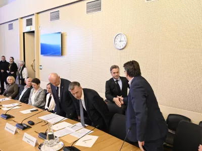 13.11.2025 Premier dr. Golob v pogovoru z župani Jugovzhodne Slovenije o t.i. Šutarjevem zakonu - obravnava romske tematike in s tem povezanimi rešitvami v t. i. Šutarjevem zakonu - VLADA RSFoto: Nik Erik Neubauer