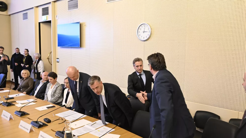 13.11.2025 Premier dr. Golob v pogovoru z župani Jugovzhodne Slovenije o t.i. &Scaron;utarjevem zakonu - obravnava romske tematike in s tem povezanimi re&scaron;itvami v t. i. &Scaron;utarjevem zakonu - VLADA RSFoto: Nik Erik Neubauer