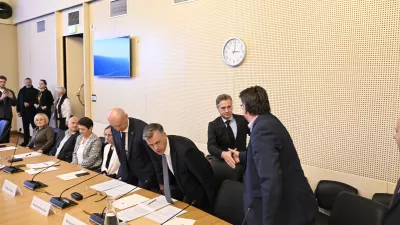 13.11.2025 Premier dr. Golob v pogovoru z župani Jugovzhodne Slovenije o t.i. Šutarjevem zakonu - obravnava romske tematike in s tem povezanimi rešitvami v t. i. Šutarjevem zakonu - VLADA RSFoto: Nik Erik Neubauer