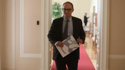 - Anže Logar, poslanec stranke Demokrati,- Eva Irgl, poslanka stranke Demkrati,- 11.07.2025. - predsednik vlade Robert Golob je gostil srečanje s predsedniki parlamentarnih strank na temo članstva Slovenije v Natu ter vprašanja izvedbe referenduma glede povečanja obrambnih izdatkov Slovenije.//FOTO: Bojan Velikonja