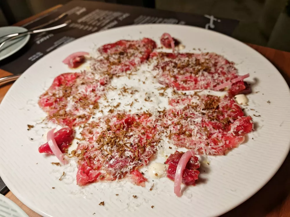 Karpačo s tartufi in parmezanom, Restavracija Klas