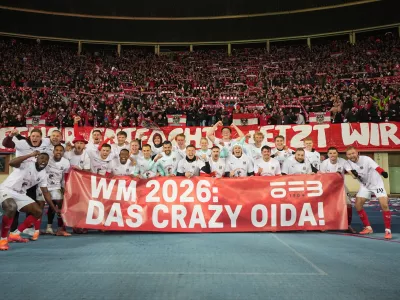 18 November 2025, Austria, Vienna: Austria's team celebrate after wining the World Cup qualifying match between Austria and Bosnia-Herzegovina in Vienna. Photo: Georg Hochmuth/APA/dpa