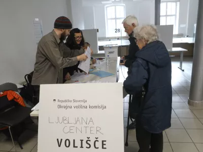 18.11.2025 - Referendum 2025 - predčasno glasovanje - Referendum o pomoči pri končanju življenja Foto: Luka Cjuha