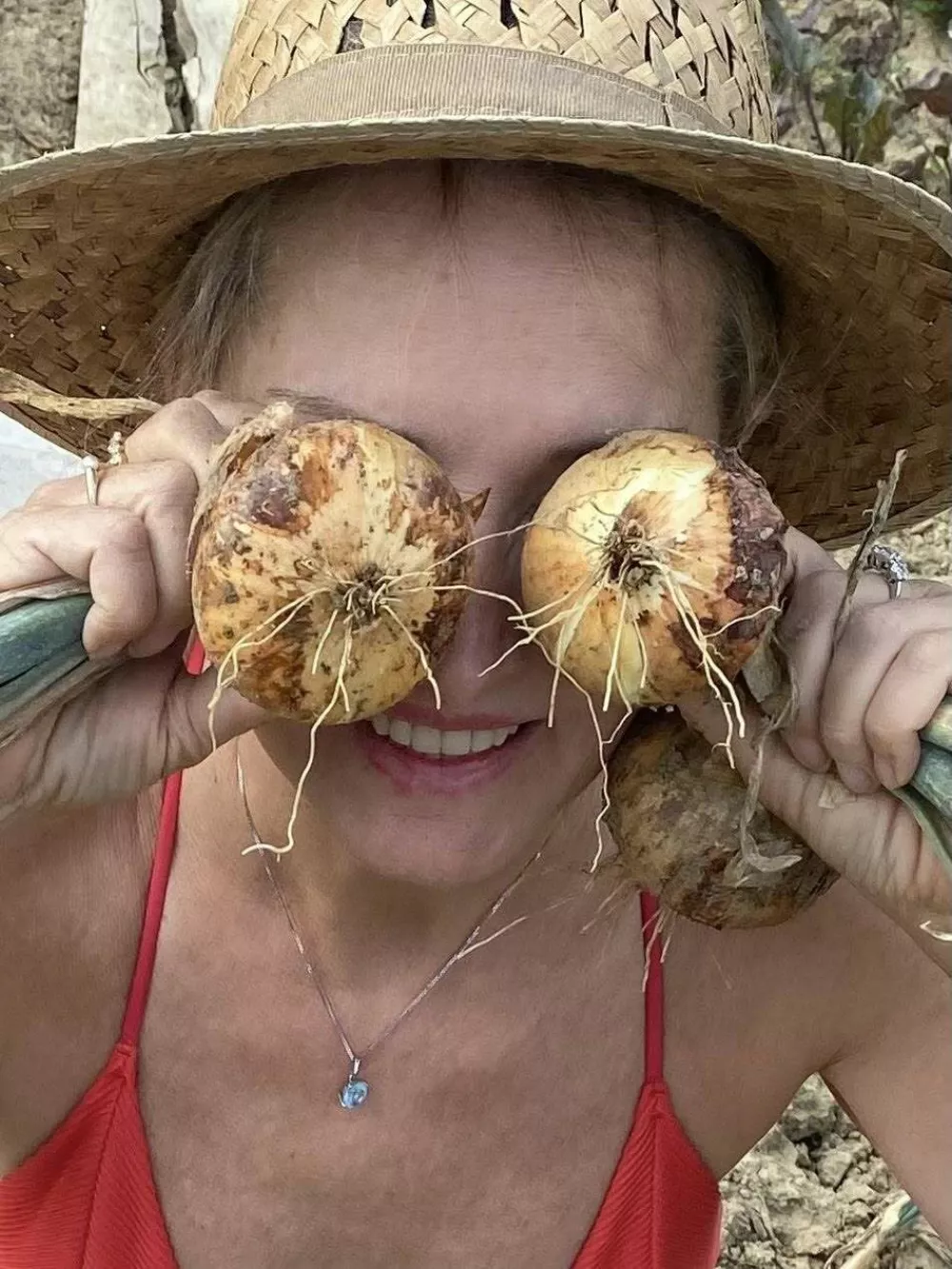 Tanja Ribič je fanatična obdelovalka malih kmetijskih povr&scaron;in. Na sliki je s čebulami, v zadnjem času pa se hvali tudi s cvetačami velikankami. 