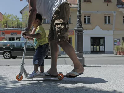 ﻿- ilustrativna fotografija 2013 - družina - starši - očetovstvo - otrok - oče - igra - skiro//FOTO: Luka Cjuha