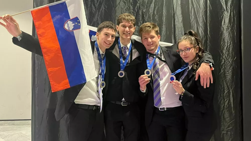 &Scaron;tudenti BIC Ljubljana so na mednarodnem tekmovanju AEHT na &Scaron;vedskem osvojili &scaron;tiri srebrne medalje za Slovenijo. Foto: BIC
