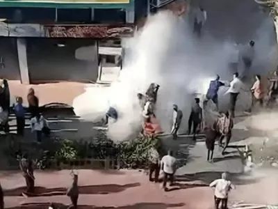 Ljudje gasijo kiosk družine Baledi