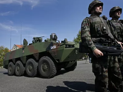 - predstavitev prvega srednjega kolesnega oklepnega vozila 8 X 8 Patria, ki ga je naročnik - Ministrstvo za obrambo od izvajalca prevzelo v validacijo.- prvi finski oklepnik patria, opremljen z oborožitveno postajo M151 norveškega proizvajalca Kongsberg za potrebe SV - Slovenska vojska - vojašnica generala Maistra v Mariboru /FOTO: Matej PovšeOPOMBA: ZA OBJAVO V ČASOPISU DNEVNIK