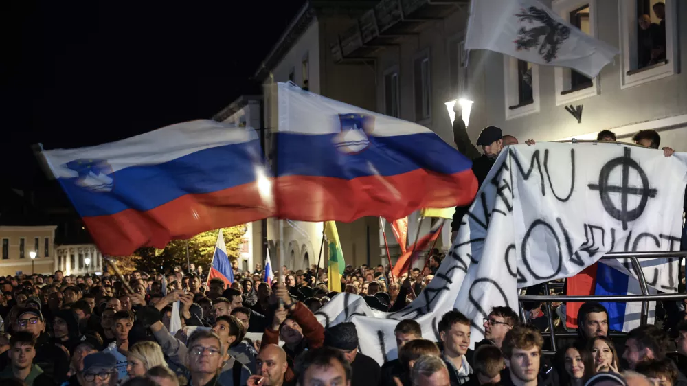 - 28.10.2025 - Izredna skupščina občine Novo Mesto s svetniki in predstavniki vlade in protest proti romskemu nasilju z naslovom Dovolj je!//FOTO: Jaka Gasar