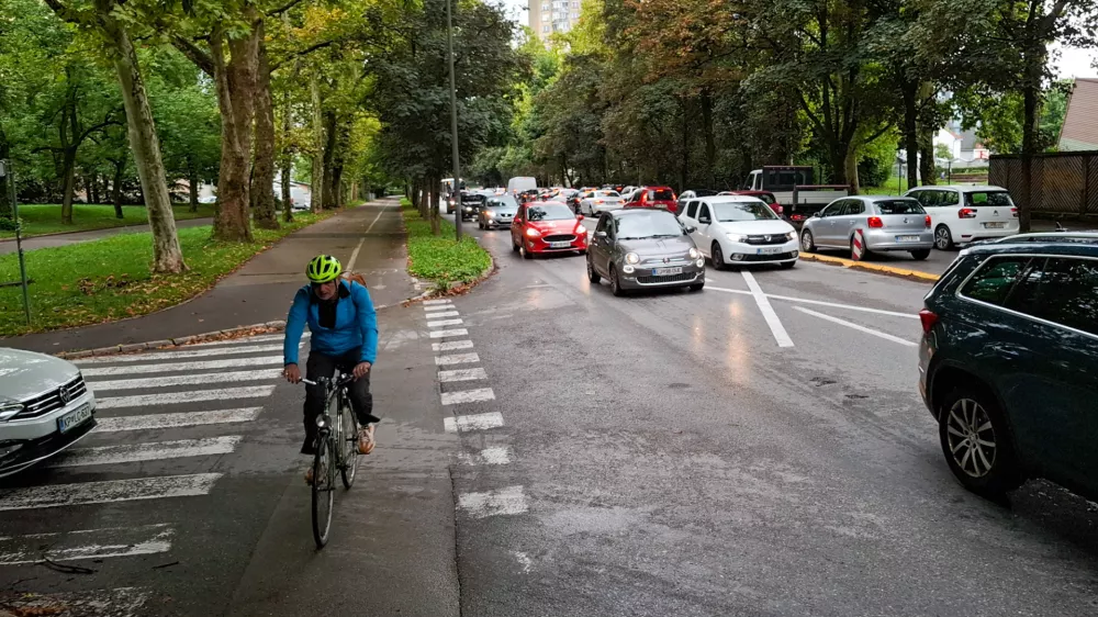 Savčani občini poročali o prometu v naselju